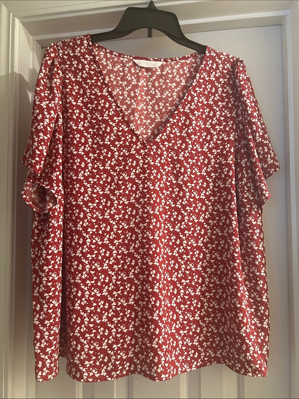 LC Lauren Conrad Red V-Neck Short Sleeve Printed Blouse
